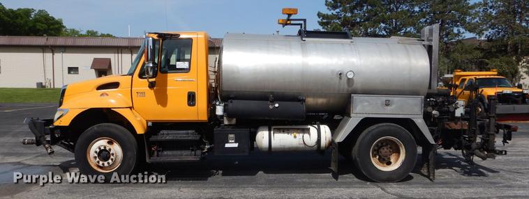 image for item DE8426 2007 International 7300 oil distribution truck