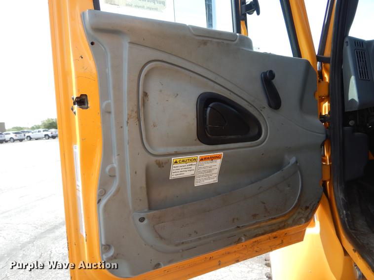 image for item DE8426 2007 International 7300 oil distribution truck