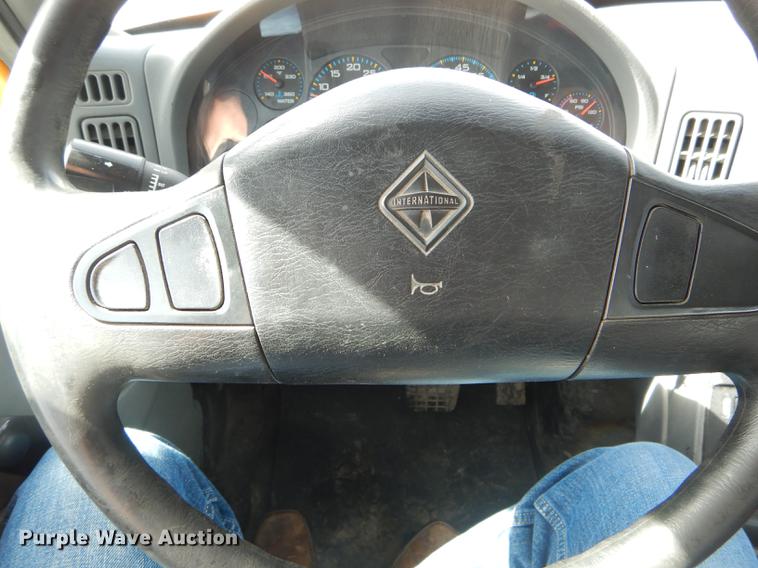 image for item DE8426 2007 International 7300 oil distribution truck