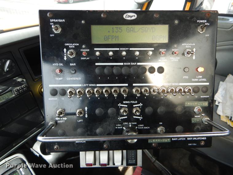 image for item DE8426 2007 International 7300 oil distribution truck