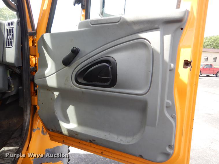 image for item DE8426 2007 International 7300 oil distribution truck