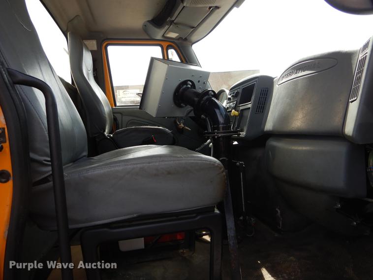 image for item DE8426 2007 International 7300 oil distribution truck