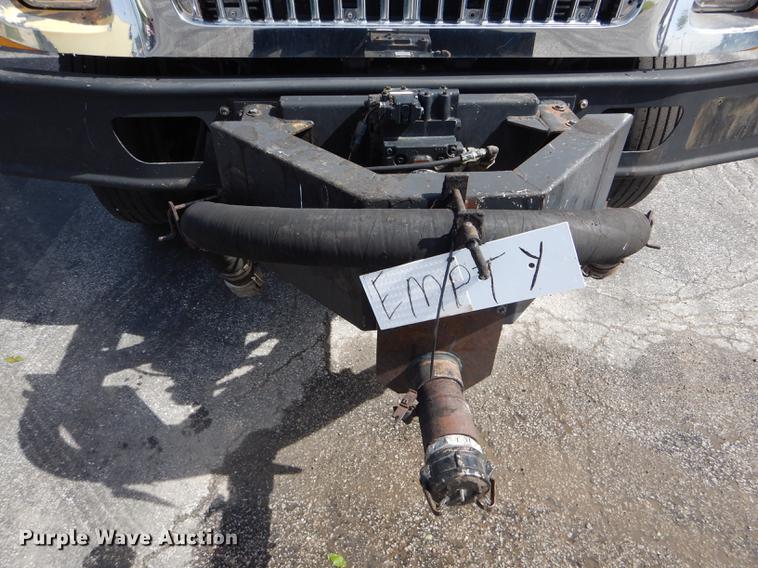 image for item DE8426 2007 International 7300 oil distribution truck