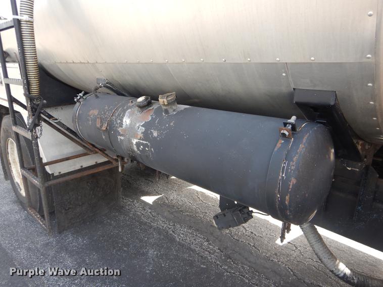 image for item DE8426 2007 International 7300 oil distribution truck