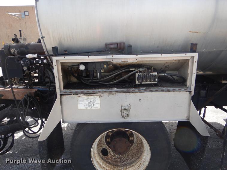 image for item DE8426 2007 International 7300 oil distribution truck