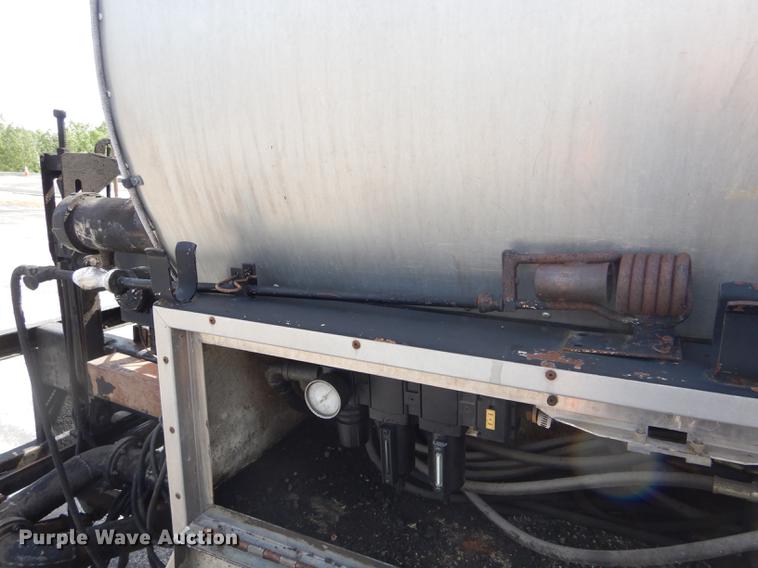 image for item DE8426 2007 International 7300 oil distribution truck