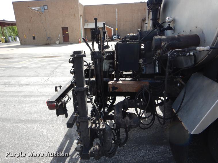 image for item DE8426 2007 International 7300 oil distribution truck