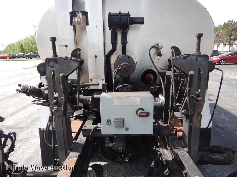 image for item DE8426 2007 International 7300 oil distribution truck