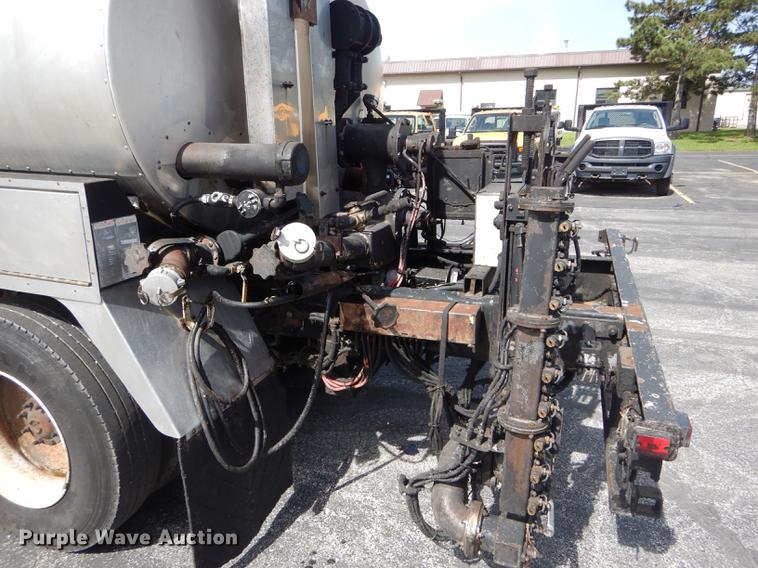 image for item DE8426 2007 International 7300 oil distribution truck