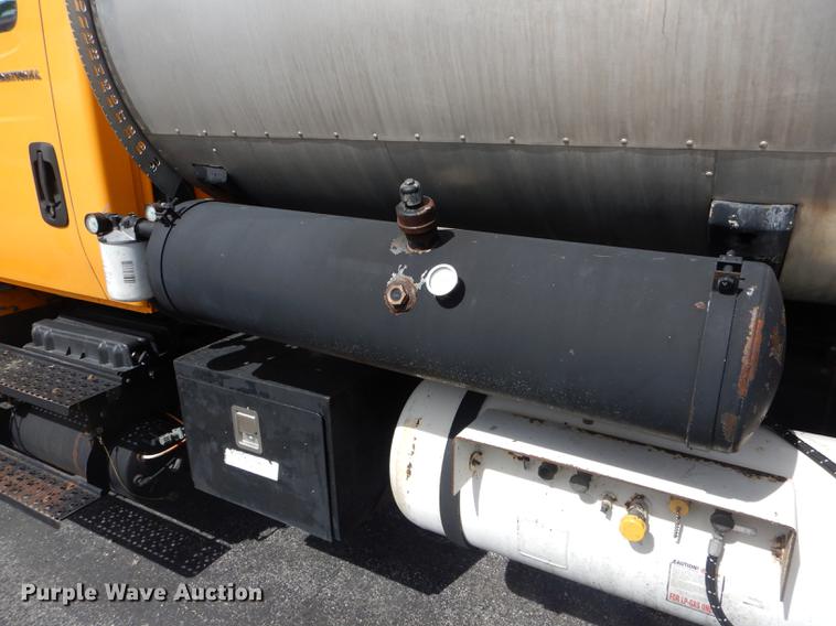 image for item DE8426 2007 International 7300 oil distribution truck