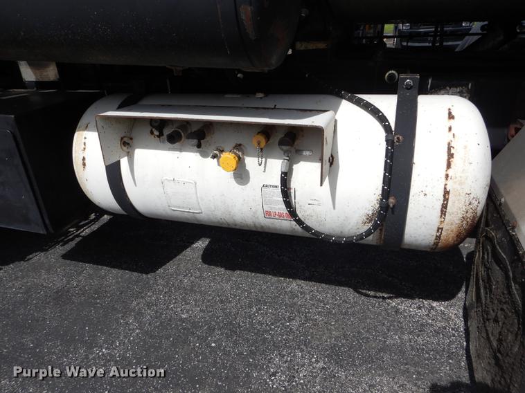 image for item DE8426 2007 International 7300 oil distribution truck