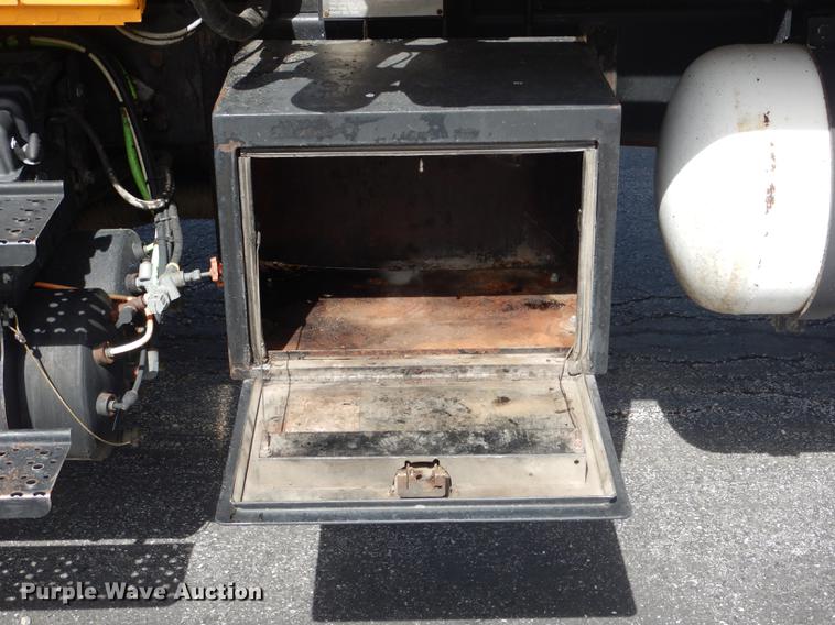 image for item DE8426 2007 International 7300 oil distribution truck