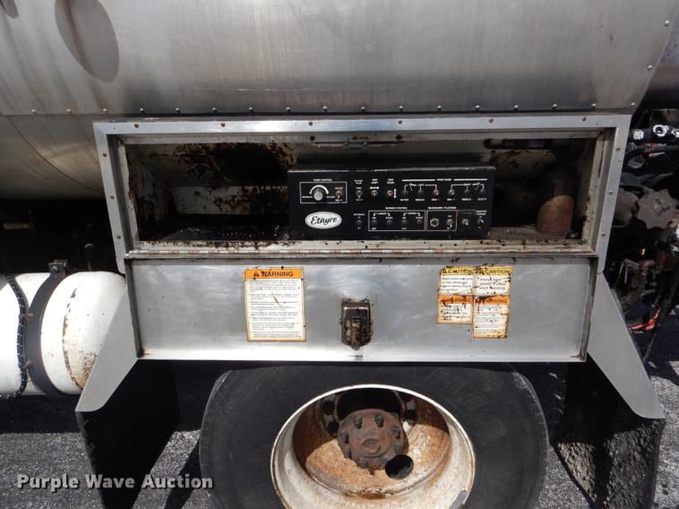 image for item DE8426 2007 International 7300 oil distribution truck