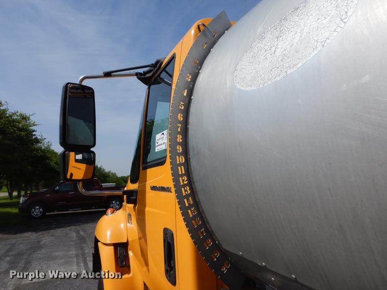 image for item DE8426 2007 International 7300 oil distribution truck