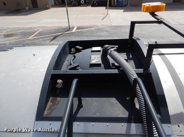 image for item DE8426 2007 International 7300 oil distribution truck