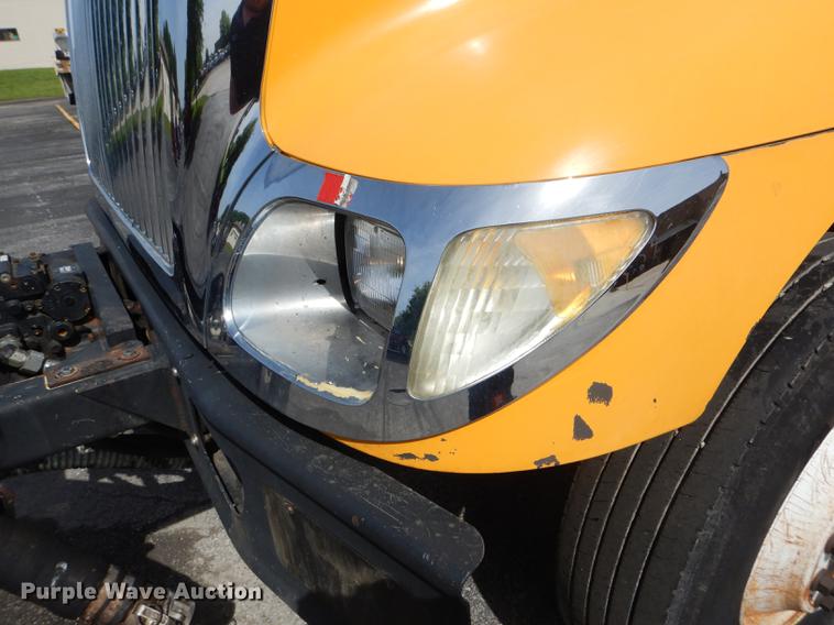 image for item DE8426 2007 International 7300 oil distribution truck