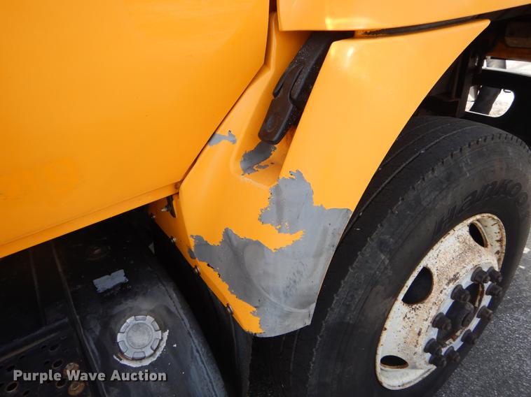 image for item DE8426 2007 International 7300 oil distribution truck