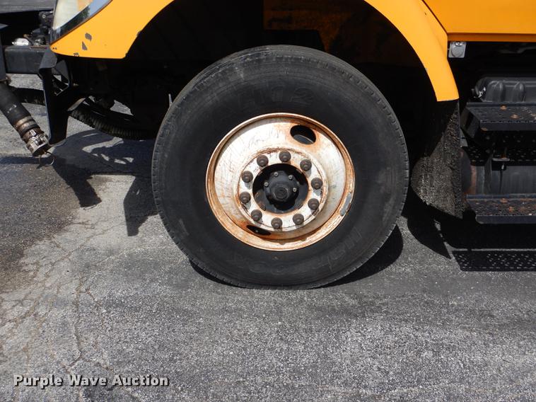 image for item DE8426 2007 International 7300 oil distribution truck