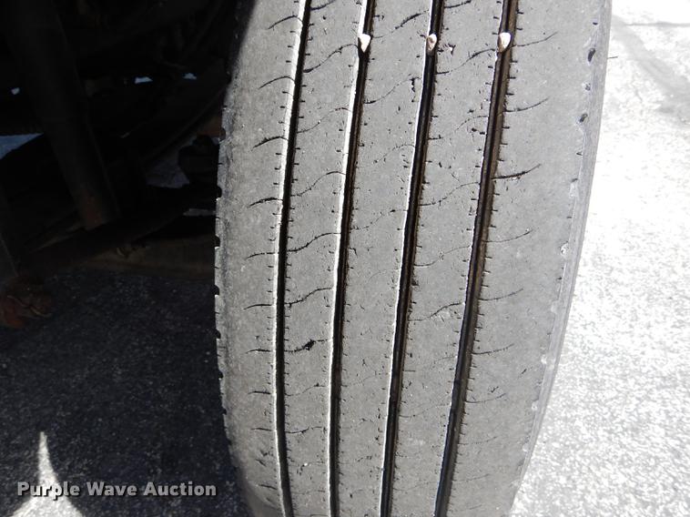 image for item DE8426 2007 International 7300 oil distribution truck