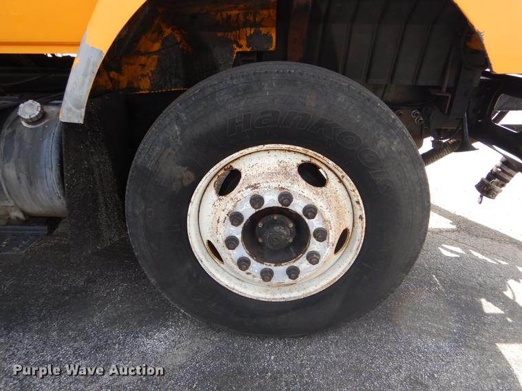 image for item DE8426 2007 International 7300 oil distribution truck