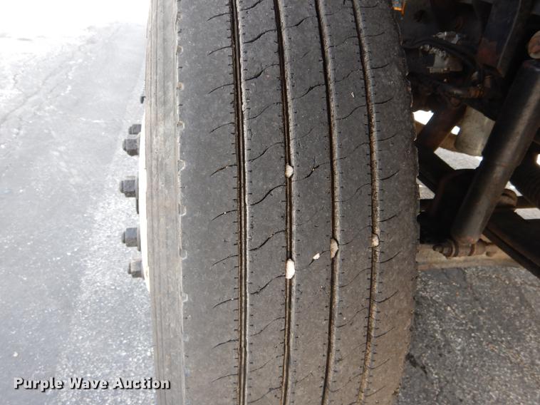 image for item DE8426 2007 International 7300 oil distribution truck