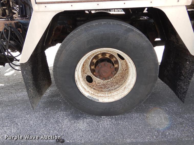 image for item DE8426 2007 International 7300 oil distribution truck