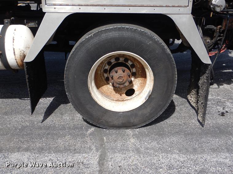 image for item DE8426 2007 International 7300 oil distribution truck