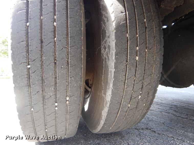 image for item DE8426 2007 International 7300 oil distribution truck