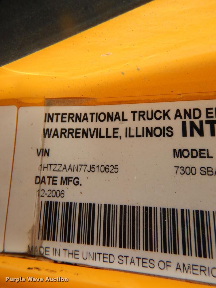 image for item DE8426 2007 International 7300 oil distribution truck