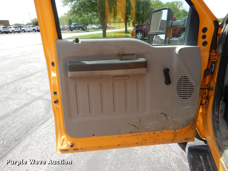 image for item DE8427 2008 Ford F550 Super Duty XL Crew Cab dump truck