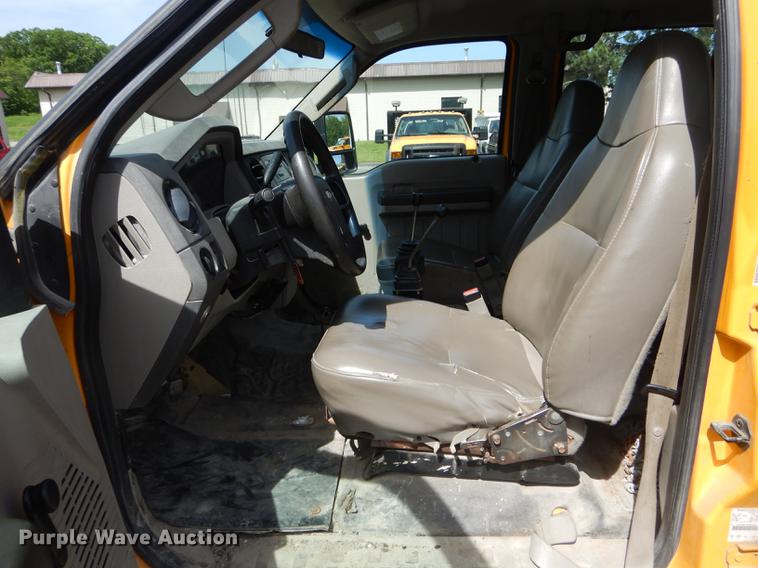 image for item DE8427 2008 Ford F550 Super Duty XL Crew Cab dump truck