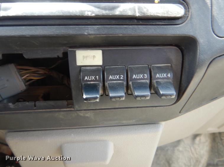 image for item DE8427 2008 Ford F550 Super Duty XL Crew Cab dump truck