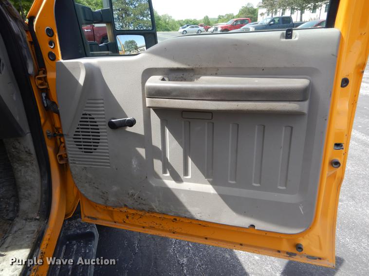 image for item DE8427 2008 Ford F550 Super Duty XL Crew Cab dump truck