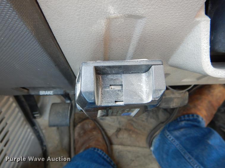 image for item DE8428 2008 Ford F550 Super Duty XL Crew Cab flatbed truck