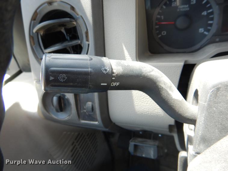 image for item DE8428 2008 Ford F550 Super Duty XL Crew Cab flatbed truck