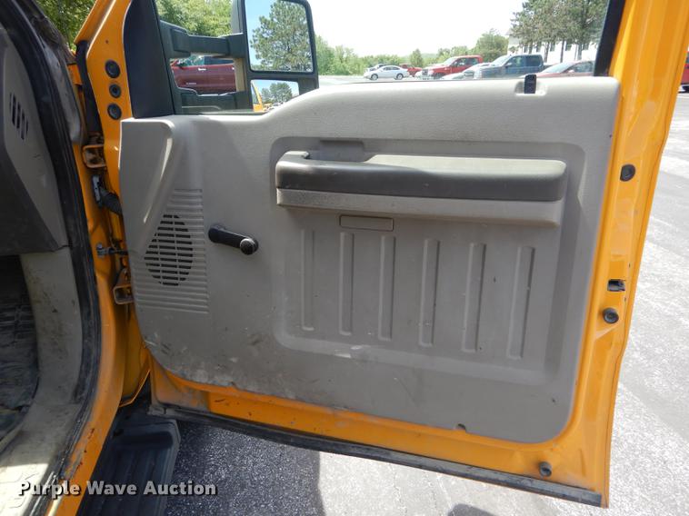 image for item DE8428 2008 Ford F550 Super Duty XL Crew Cab flatbed truck