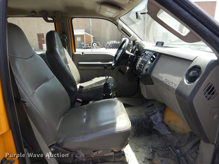 image for item DE8428 2008 Ford F550 Super Duty XL Crew Cab flatbed truck