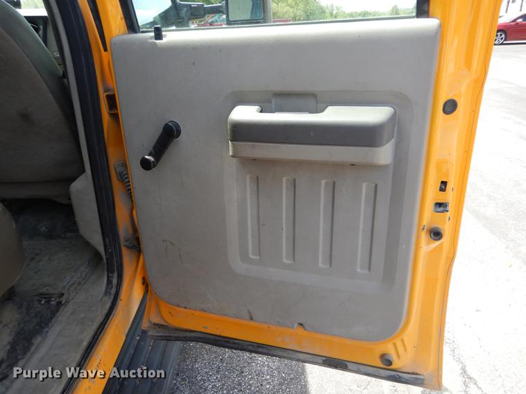 image for item DE8428 2008 Ford F550 Super Duty XL Crew Cab flatbed truck