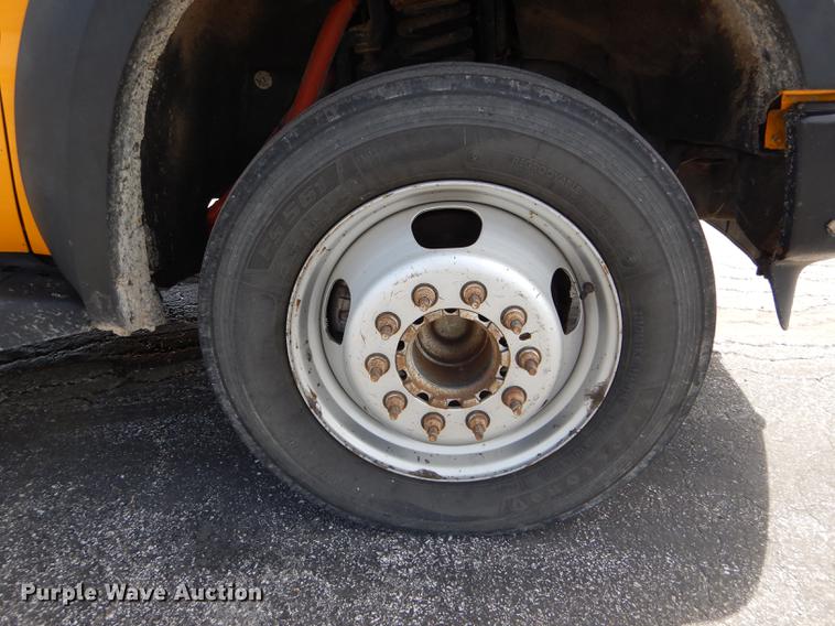 image for item DE8428 2008 Ford F550 Super Duty XL Crew Cab flatbed truck