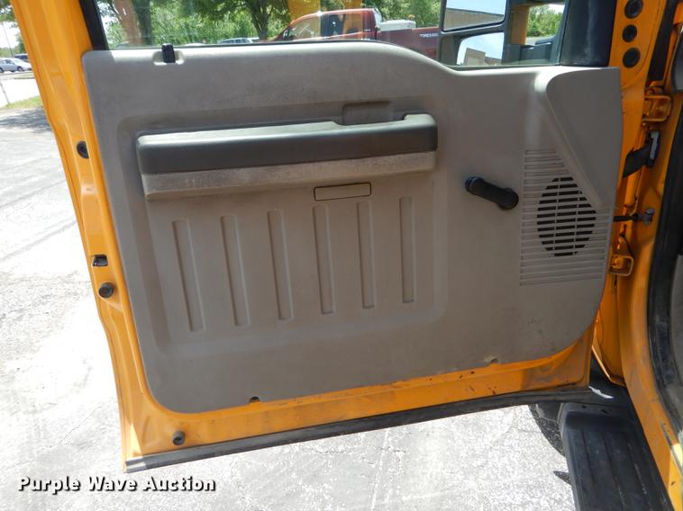 image for item DE8429 2008 Ford F550 Super Duty XL Crew Cab flatbed truck