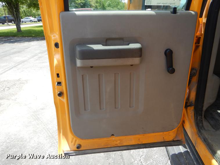 image for item DE8429 2008 Ford F550 Super Duty XL Crew Cab flatbed truck