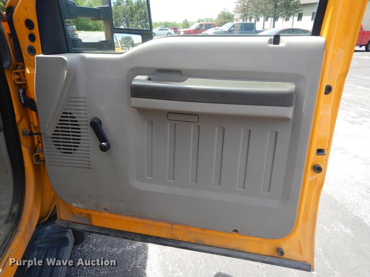 image for item DE8429 2008 Ford F550 Super Duty XL Crew Cab flatbed truck