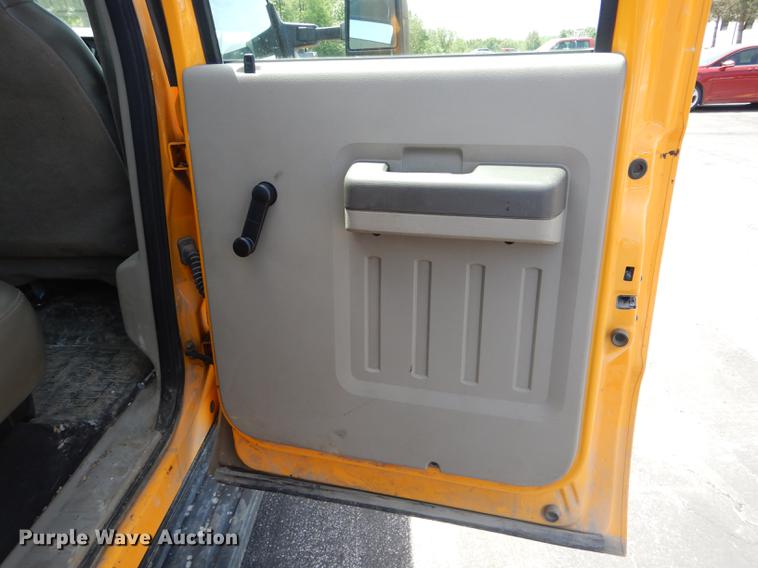 image for item DE8429 2008 Ford F550 Super Duty XL Crew Cab flatbed truck