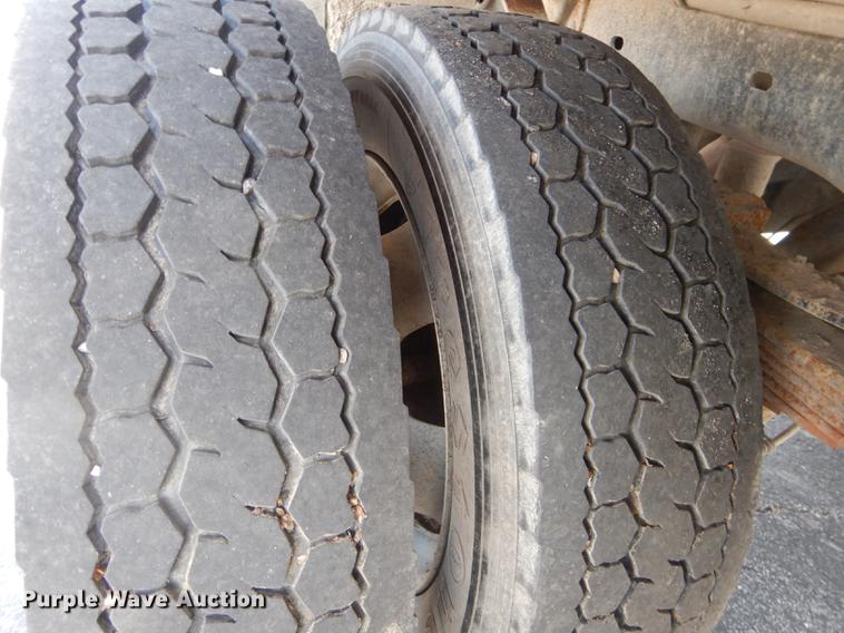 image for item DE8429 2008 Ford F550 Super Duty XL Crew Cab flatbed truck