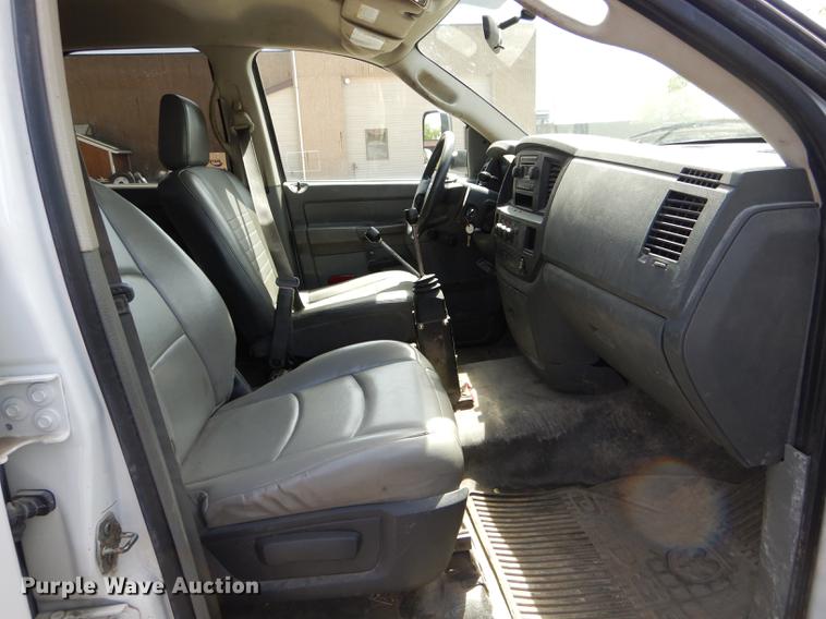 image for item DE8432 2009 Dodge Ram 5500HD Quad Cab flatbed truck