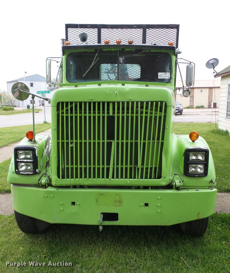 image for item DF0768 1985 International F9370 log truck