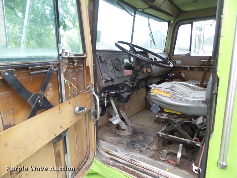 image for item DF0768 1985 International F9370 log truck