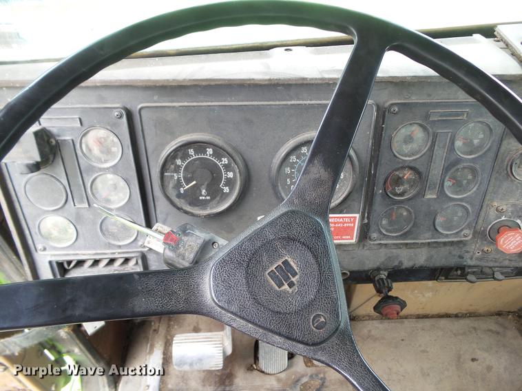 image for item DF0768 1985 International F9370 log truck