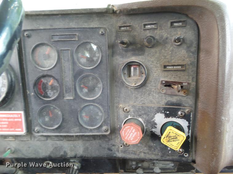 image for item DF0768 1985 International F9370 log truck