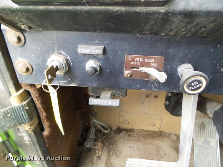 image for item DF0768 1985 International F9370 log truck